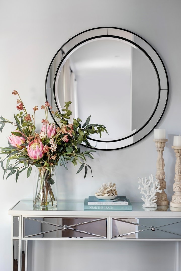 hamptons-mirror-console-table-in-entryway-with-round-black-mirror-and-coastal-styling