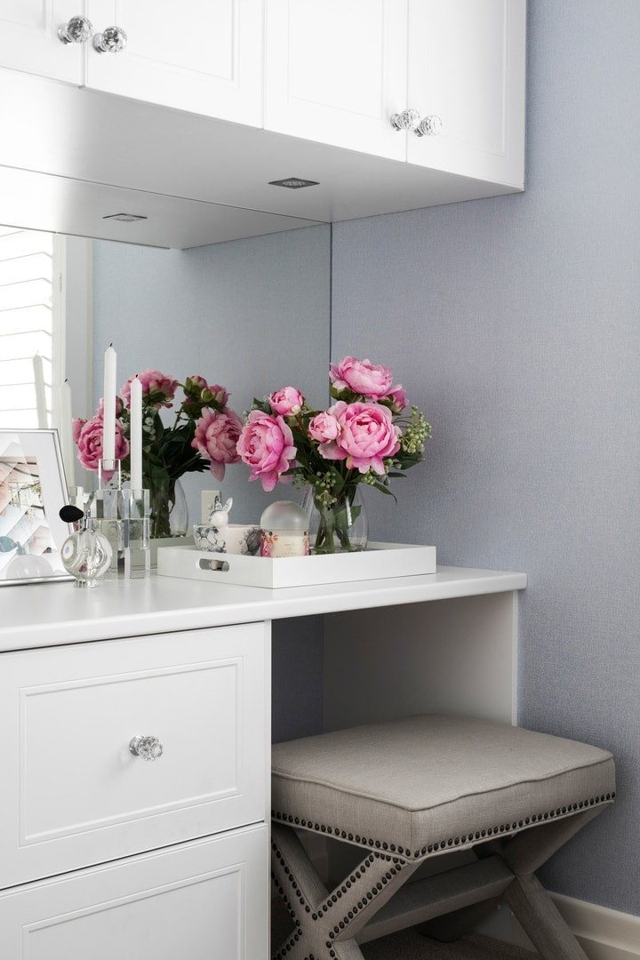 hamptons-style-dressing-table-with-mirror-and-pink-flowers