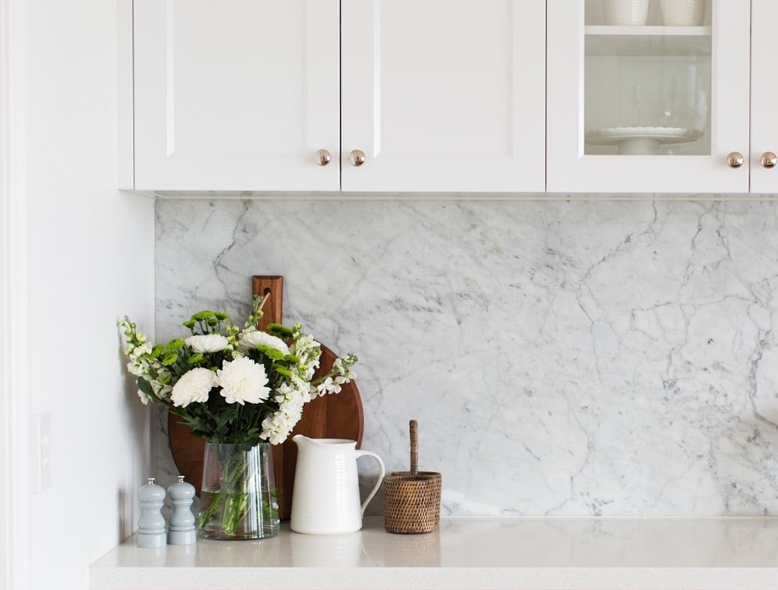 kitchen styling ideas marble splashback with flowers in vignette